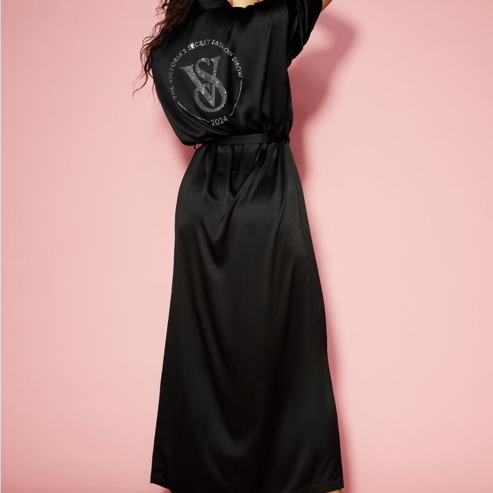Bundle VS fashion show limited edition robes NWOT - Picture 2 of 2